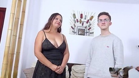 Maman Aux Gros Seins Decouvre Une Grosse Recrue Et Le Bais