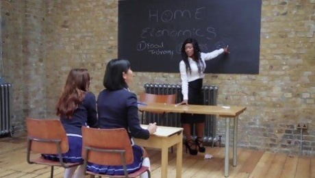 Sexy Kiki Minaj having fun with twoy babes in the classroom