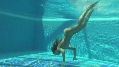 Beautiful Russian-French nympho Anna Zlatavlaska and her awesome underwater solo