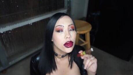 Lipstick Bimbo Facial While Smoking