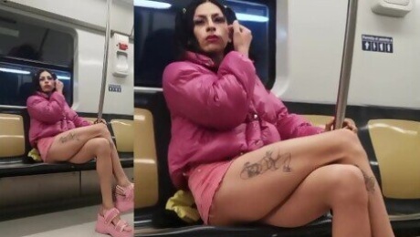 Beauty tranny on de subway