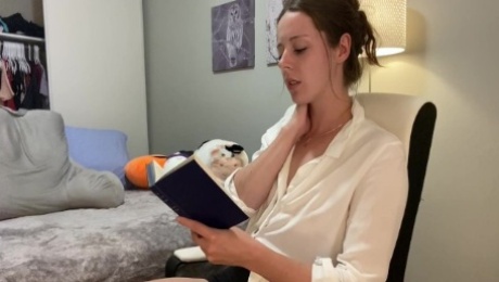 Voyeur of sexy brunette reading a hot romance novel and getting off to it